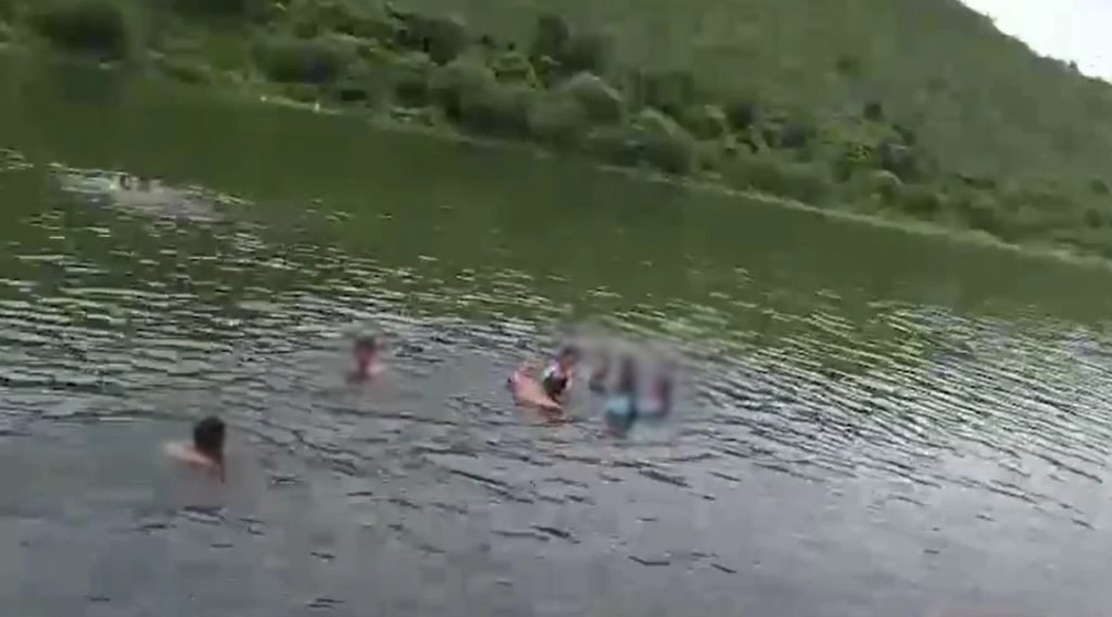 आपत्तिजनक हालत में नहाते हुए दिखा स्कूल का Principal निलंबित, तैरना सिखाने के बहाने छात्राओं को ले गया बांध