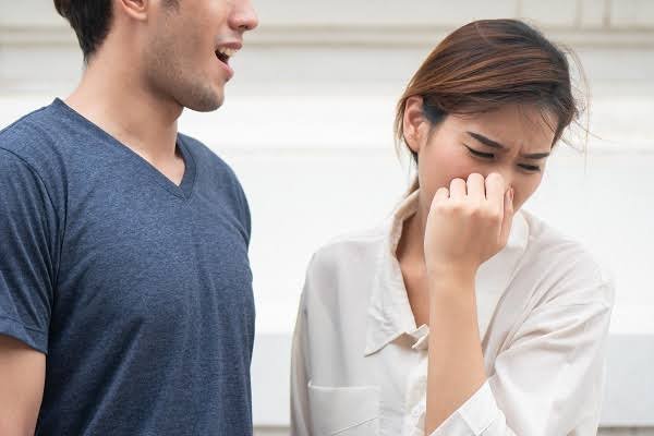 ब्रश करने के बाद भी नहीं जा रही मुंह की बदबू?, जानें मुख्य कारण, लक्षण और इससे छुटकारा पाने के उपाय