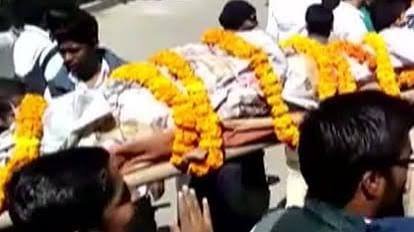 अनोखा टोटका: गांव में बाजे गाजे के साथ निकाली ‘जिंदा व्यक्ति की शव यात्रा’…