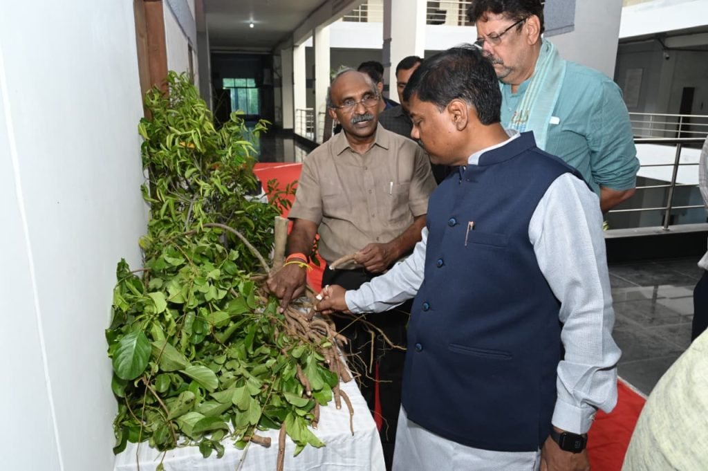औषधि पौधों की खेती किसानों की आय बढ़ाने का प्रभावी माध्यम: वन मंत्री श्री केदार कश्यप