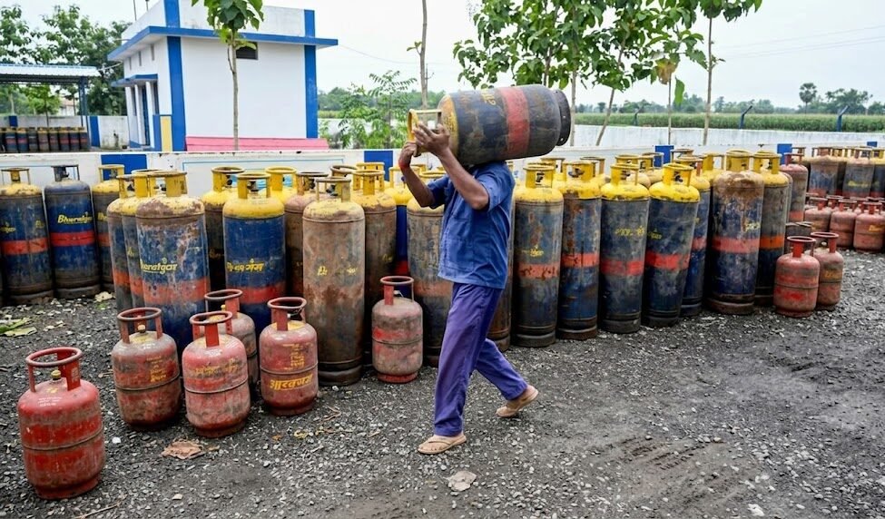 सस्ता हुआ गैस, 19 Kg वाले कमर्शियल LPG सिलेंडर की कीमतों में कटौती, घरेलू उपभोक्ताओं को नहीं मिली राहत