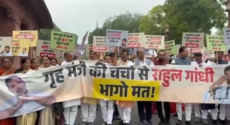 NDA सांसदों का संसद परिसर में मार्च, झारखंड में छात्रों पर लाठीचार्ज के खिलाफ राहुल गांधी से मांगा जवाब
