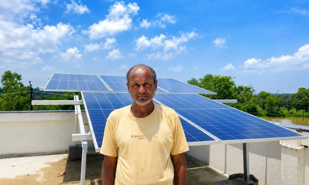 प्रधानमंत्री सूर्यघर योजना से बदल रही तस्वीर : शुभम राठौर का परिवार बना ऊर्जा आत्मनिर्भरता का उदाहरण