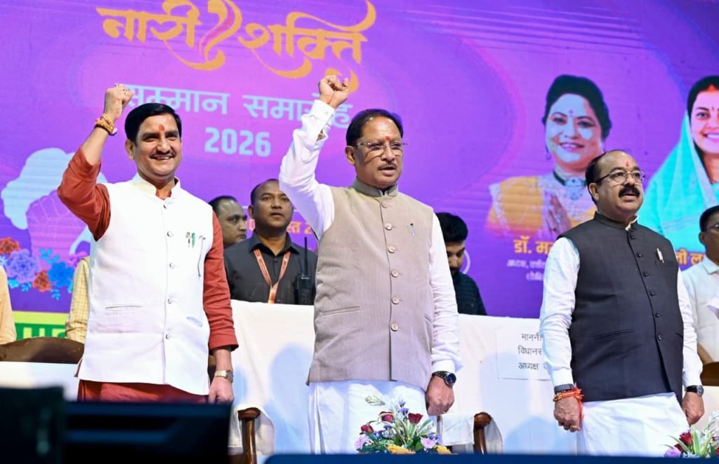 नारी शक्ति सम्मान समारोह में विभिन्न क्षेत्रों में उत्कृष्ट योगदान देने वाली महिलाओं का मुख्यमंत्री ने किया सम्मान