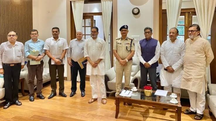 प्रशांत किशोर की अफसरों संग तस्वीर सामने आने पर उठे सवाल, मुख्य सचिव कार्यालय ने दी सफाई
