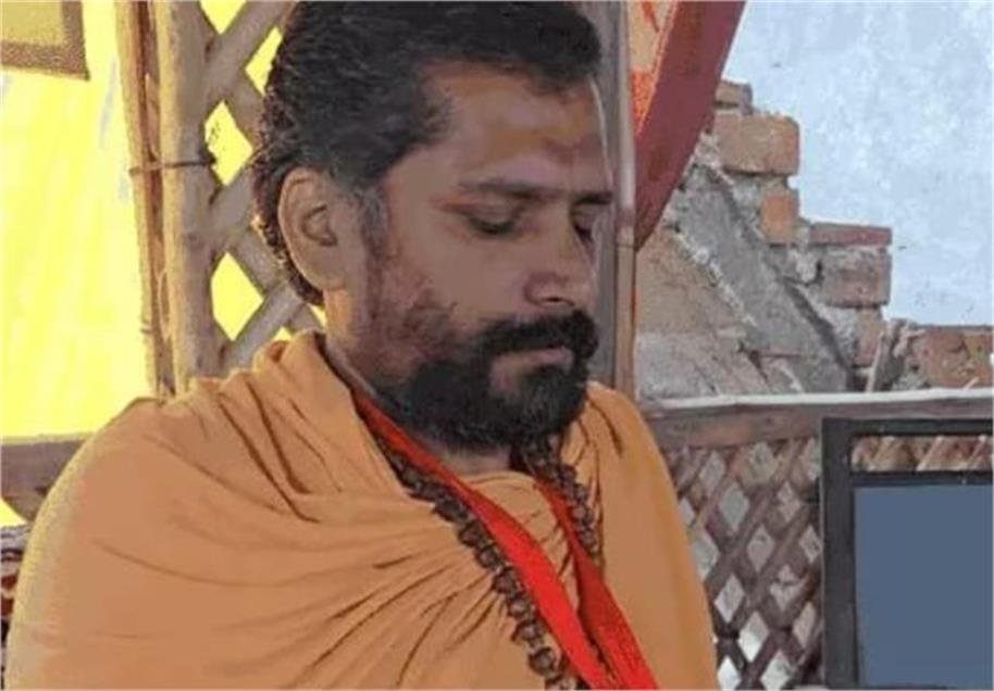 रेप केस दर्ज होते ही आश्रम छोड़कर भागे प्रसिद्ध महामंडलेश्वर!