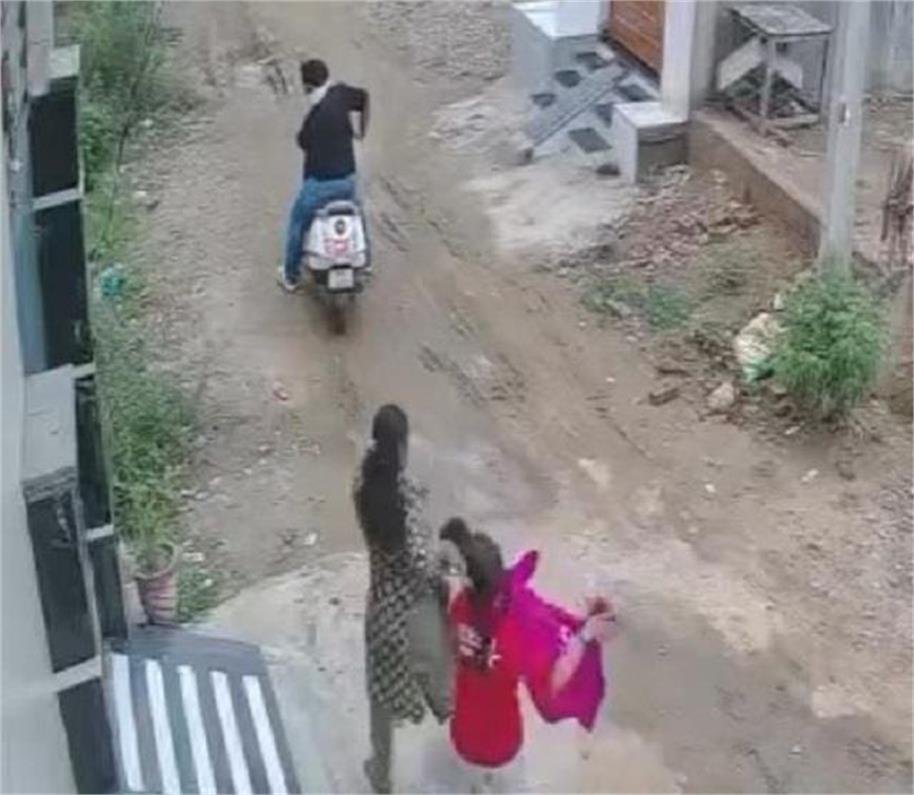 प्रेमी संग बेटी को लेकर भागी मां, बचाने वाली 12 साल की बच्ची को सड़क पर घसीटा