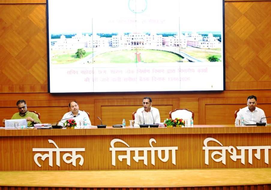लोक निर्माण विभाग के सचिव ने सड़क एवं भवन निर्माण कार्यों की प्रगति की समीक्षा की