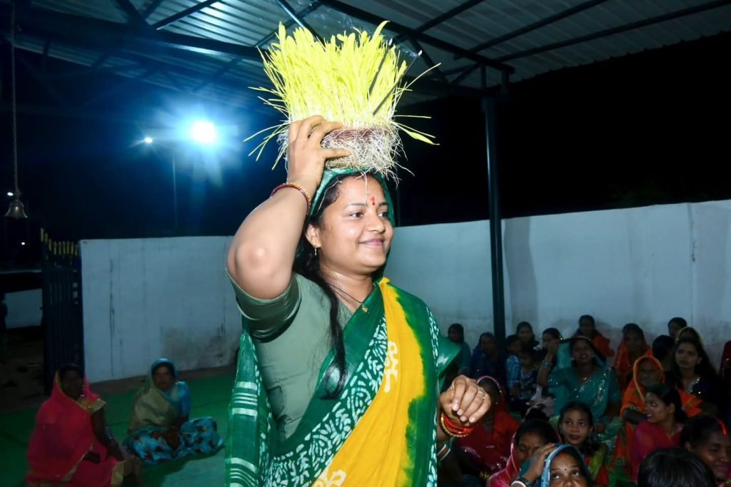 करमा पूजा में शामिल हुईं मंत्री श्रीमती लक्ष्मी राजवाड़े, प्रकृति, संस्कृति और लोकपरंपराओं के संरक्षण का दिया संदेश