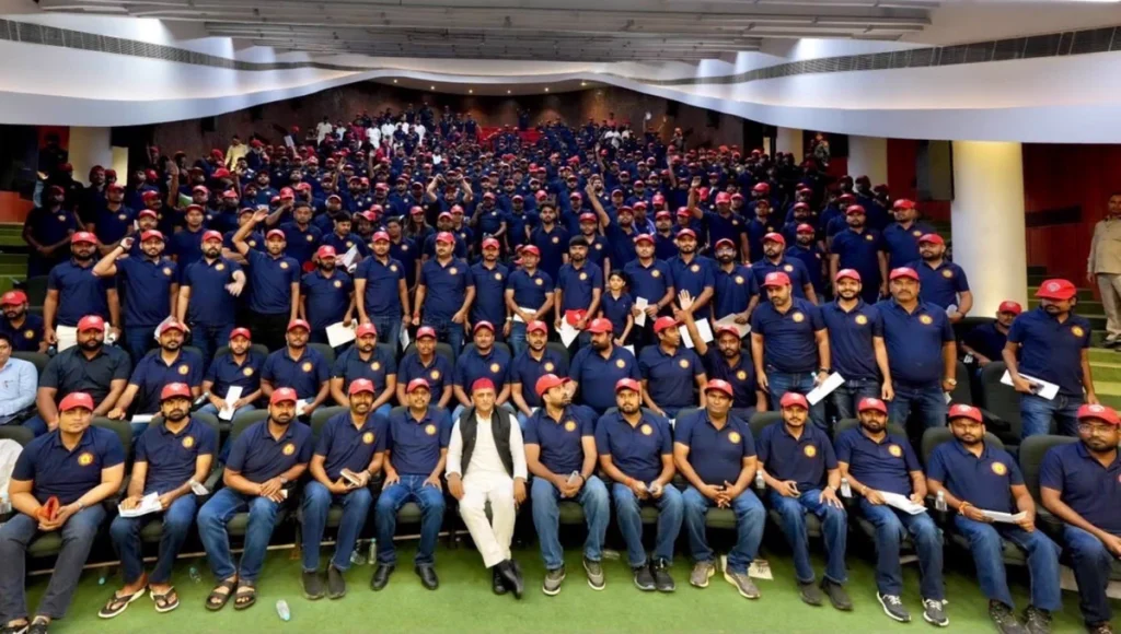 अखिलेश यादव ने लॉन्च की समाजवादी छात्रसभा की नई ड्रेस,बोले- BJP रंगों से डरती है, भगवान से नहीं; दूसरी तरफ के लोग बहरूपिया