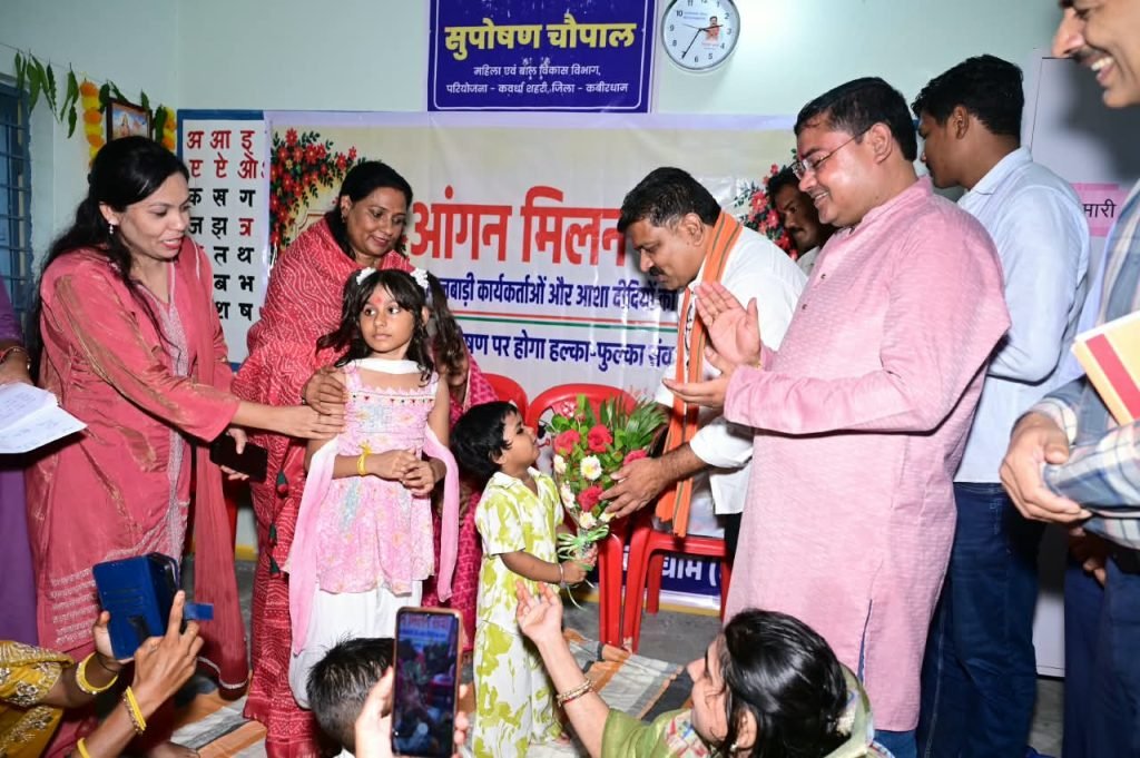 फूल लेकर आए नन्हे कदम, उप मुख्यमंत्री ने बच्चों को गोद में उठाया, बच्चों की मासूमियत ने जीता दिल