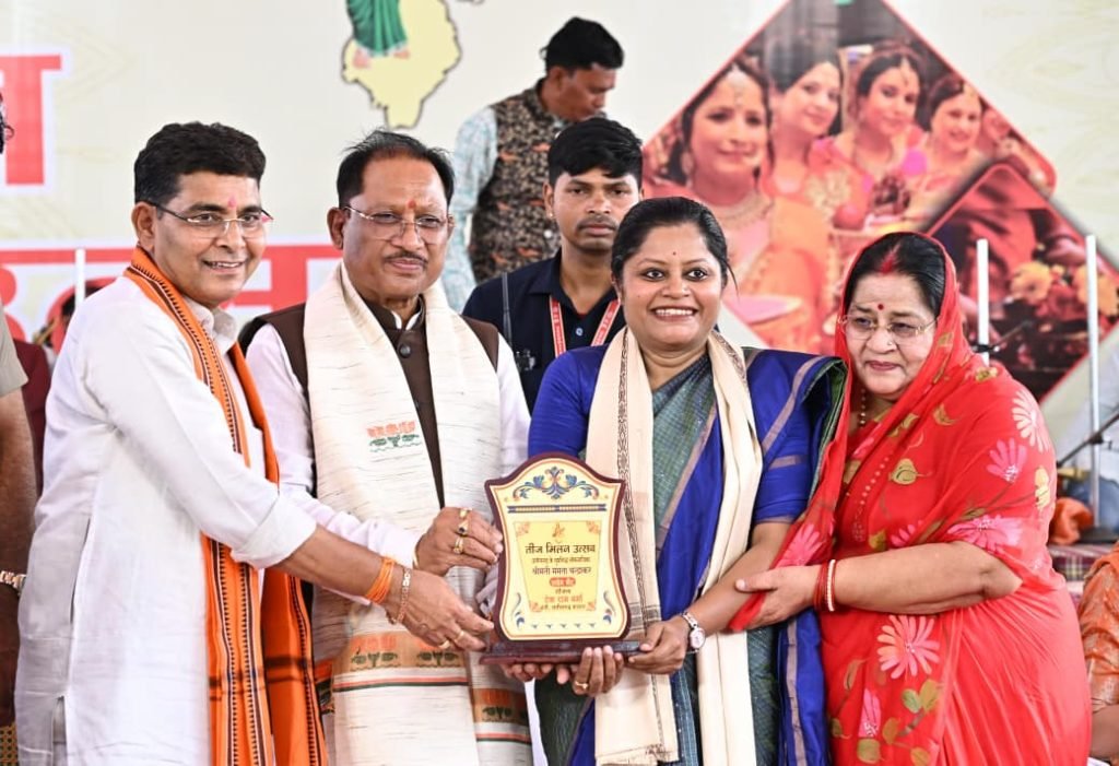 राजस्व मंत्री श्री टंकराम वर्मा के निवास पर आयोजित तीज मिलन समारोह में शामिल हुए मुख्यमंत्री श्री साय