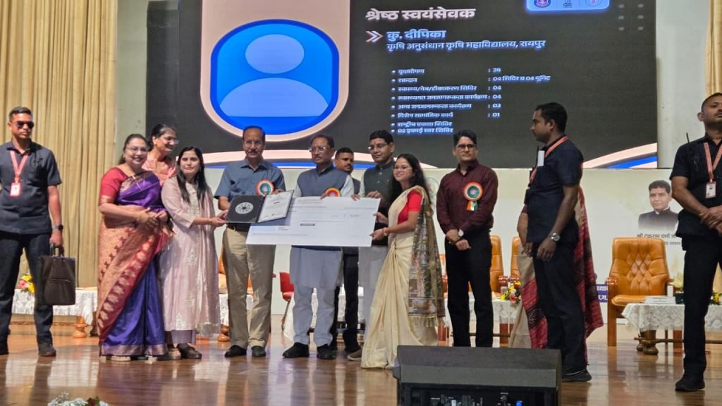 एनएसएस स्वयंसेविका दीपिका उड्डे को मुख्यमंत्री ने प्रदान किया राज्य स्तरीय एनएसएस पुरस्कार