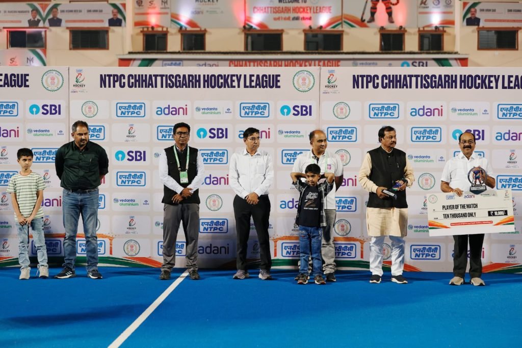 उप मुख्यमंत्री श्री अरुण साव लगातार दूसरे दिन मैच देखने पहुंचे, मैच के बाद प्रेजेंटेशन सेरेमनी में स्टार परफॉर्मर्स को दिए पुरस्कार