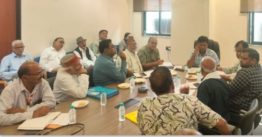 पेंशनरों की समस्याओं पर संचालक के साथ बैठक
